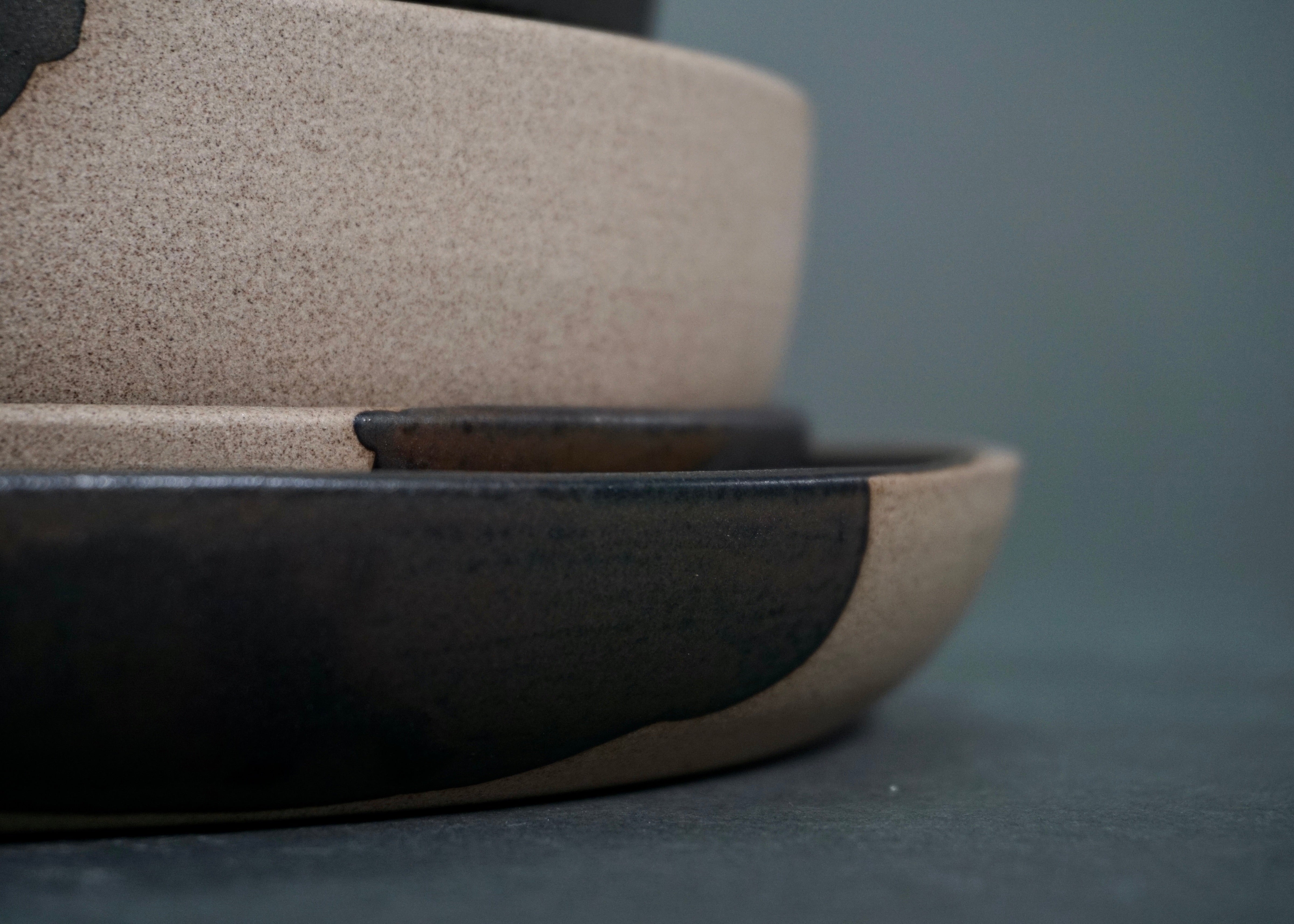 The Dinnerware Set – Gray/Black