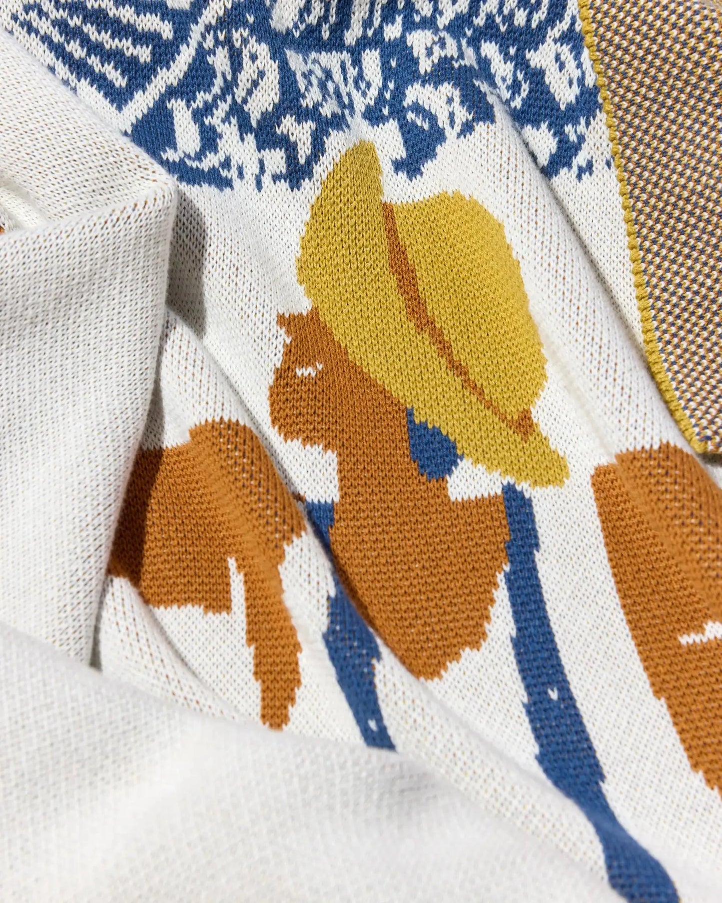 Un Beau Poisson Throw Blanket