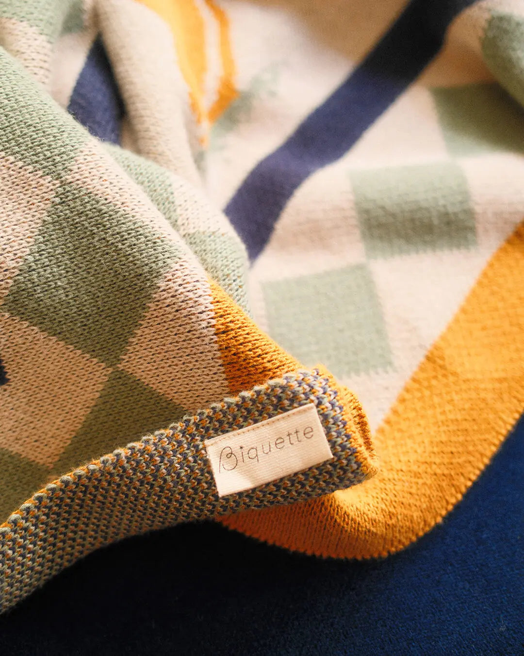 Un Beau Poisson Throw Blanket-zoom-6