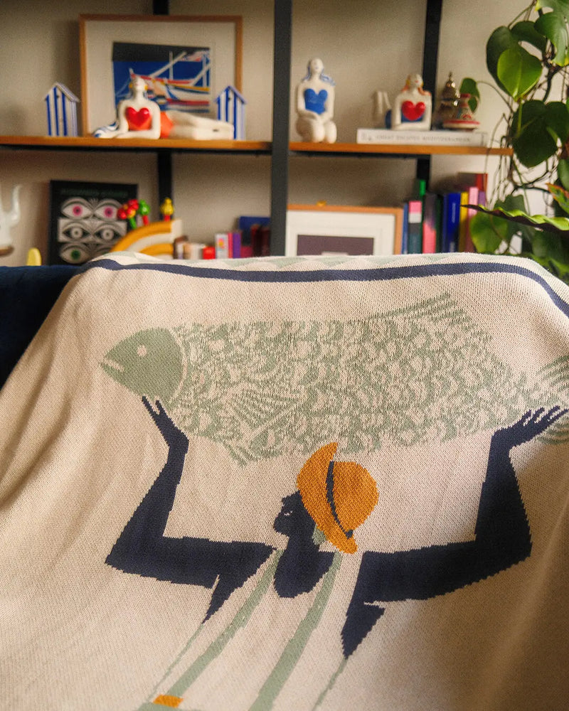 Un Beau Poisson Throw Blanket-zoom-