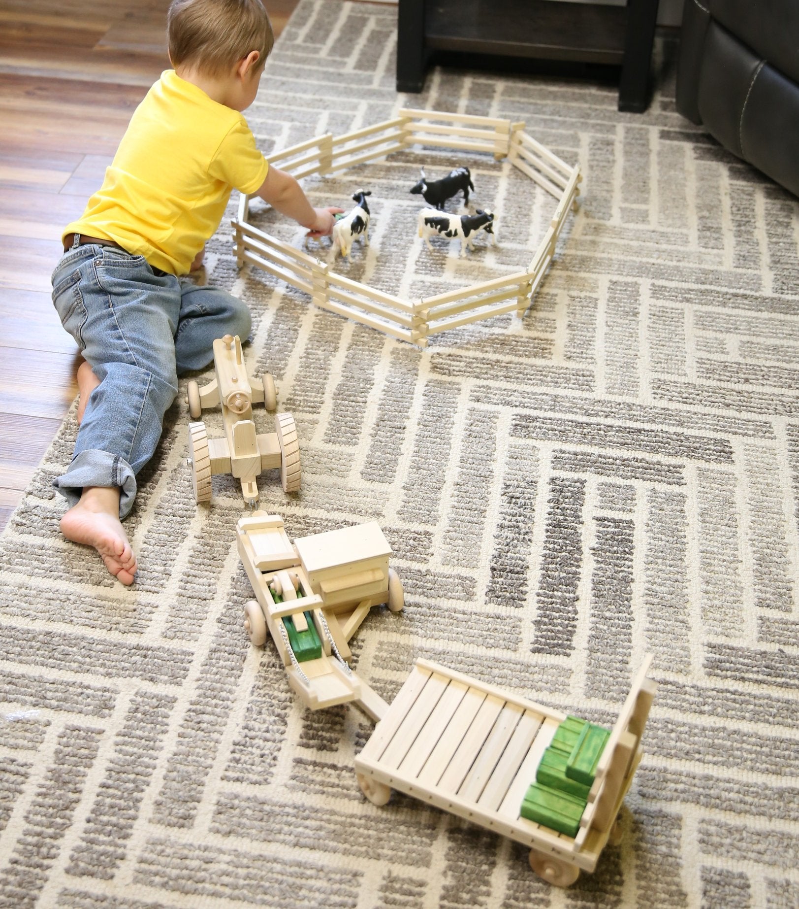 Little Farmer Hay Baling Toy Set – Wooden Tractor, Wagon & Hay Bales-zoom-4